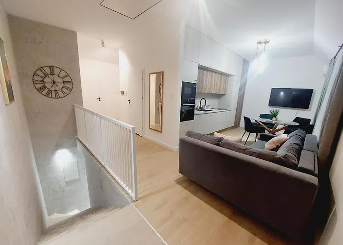 Komfortowe Mieszkanie, Duzy Taras, Bezplatny Parking, Awg דירה קרקוב